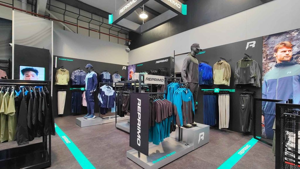 Reprimo retail display with branded sections featuring activewear on mannequins and racks, providing a clean and dynamic shopping experience.